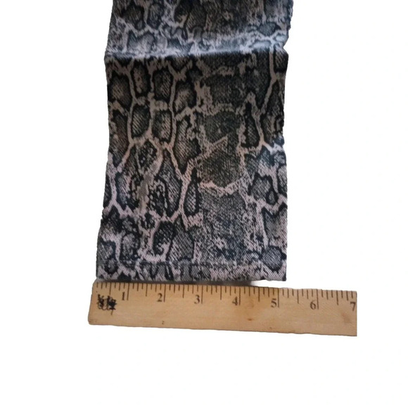 SPANX Womens Animal Print Cropped Leggings Snakeskin Sz S Jean Like Stretch Pant - Picture 9 of 9